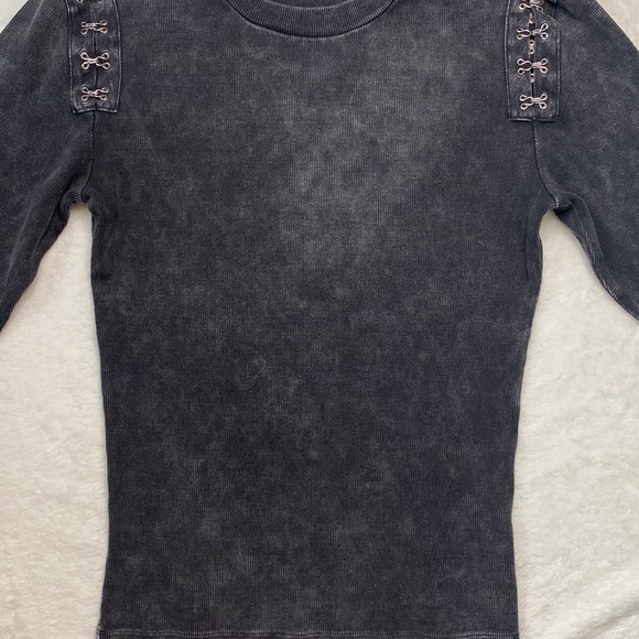 Gilded Intent Hook & Eye Closure‎ Top - Picture 7 of 11